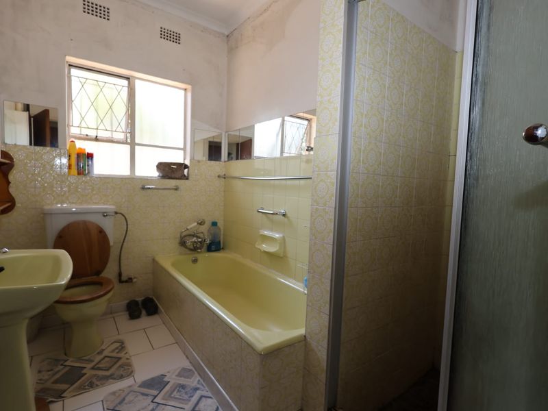 Spacious Family Home with Pool, Covered Patio & Flexible Living - Photo 8