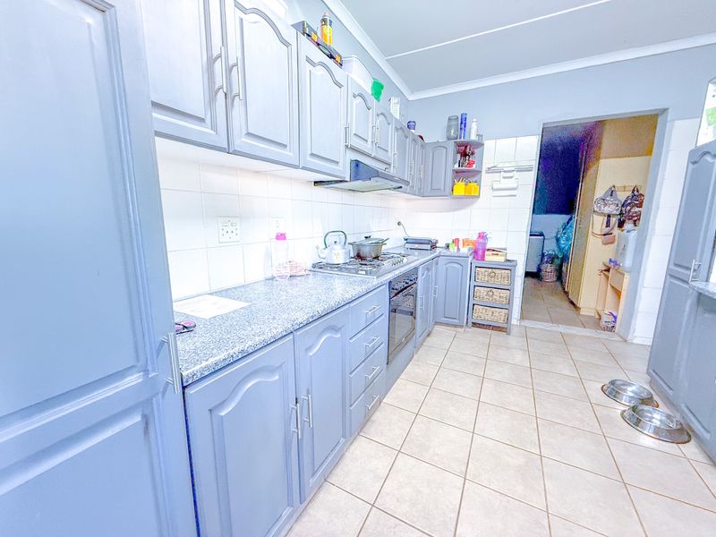 Spacious 3-Bedroom Home with Excellent Security and Entertaining Features - Photo 10