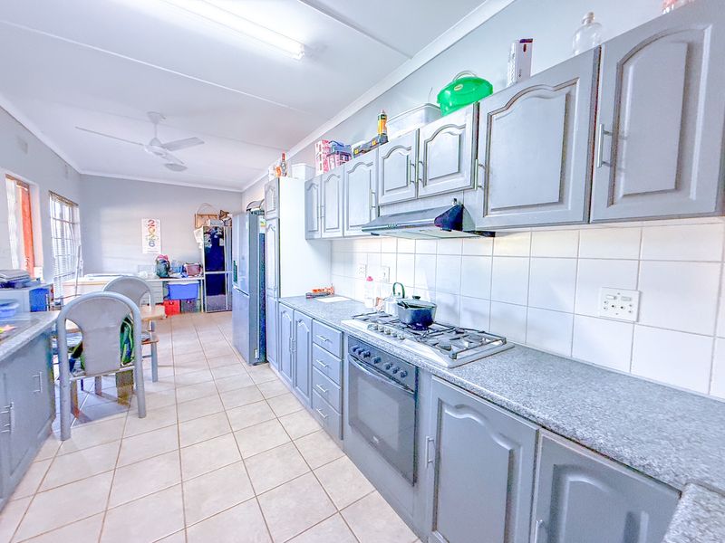 Spacious 3-Bedroom Home with Excellent Security and Entertaining Features - Photo 8