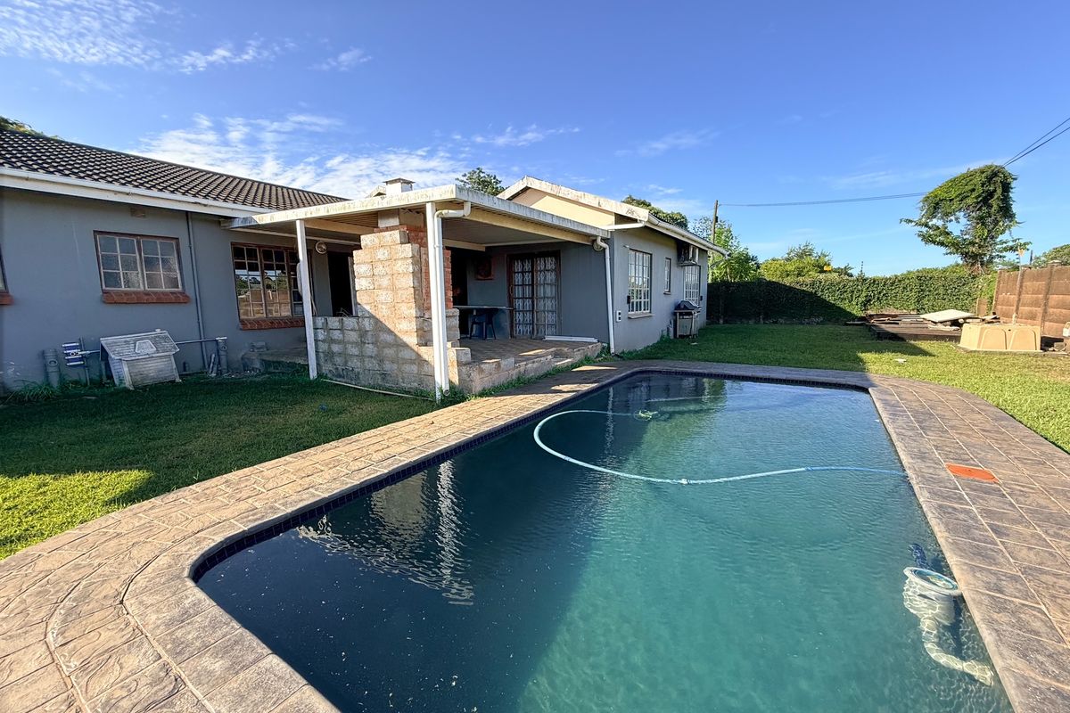 Spacious 3-Bedroom Home with Excellent Security and Entertaining Features - Photo 2