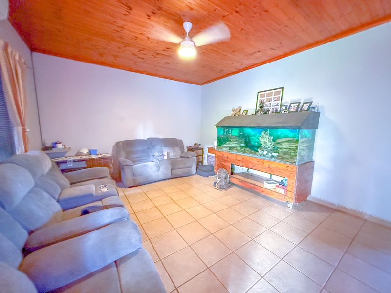 Spacious 3-Bedroom Home with Excellent Security and Entertaining Features - Photo 7