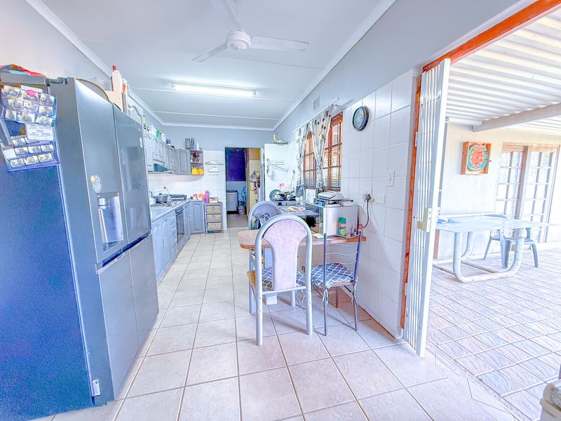 Spacious 3-Bedroom Home with Excellent Security and Entertaining Features - Photo 9