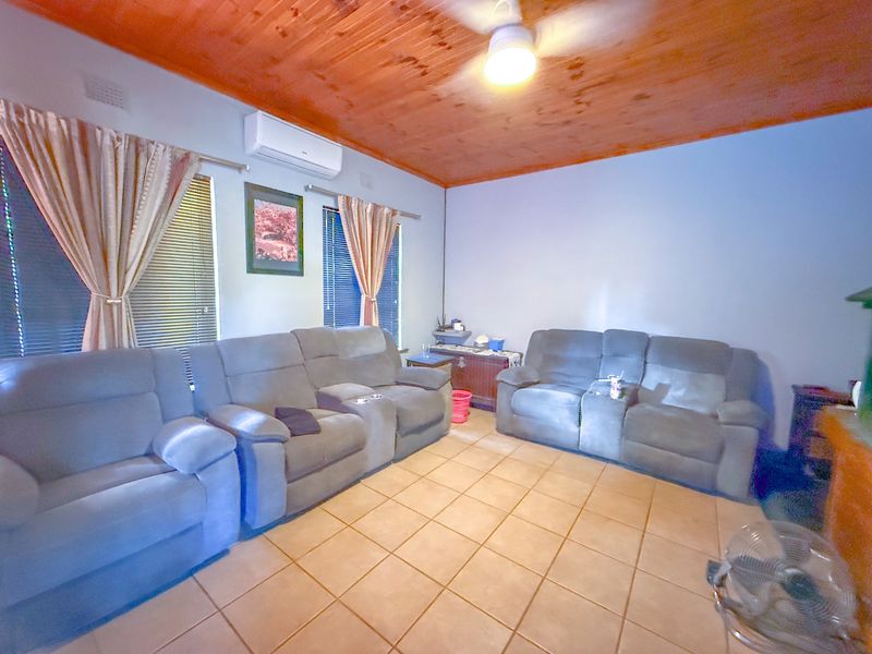 Spacious 3-Bedroom Home with Excellent Security and Entertaining Features - Photo 6