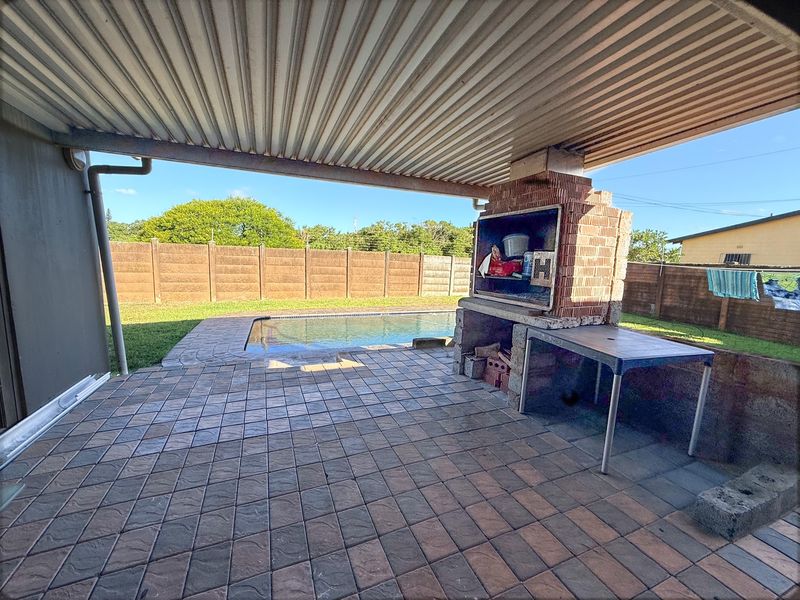 Spacious 3-Bedroom Home with Excellent Security and Entertaining Features - Photo 5