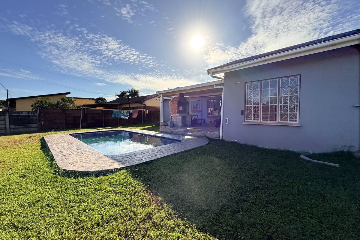 Spacious 3-Bedroom Home with Excellent Security and Entertaining Features - Photo 3