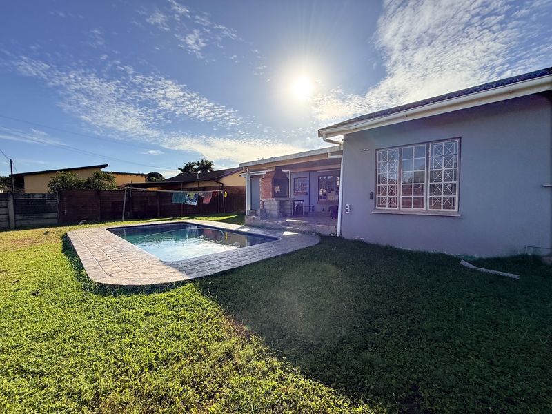 Spacious 3-Bedroom Home with Excellent Security and Entertaining Features - Photo 3