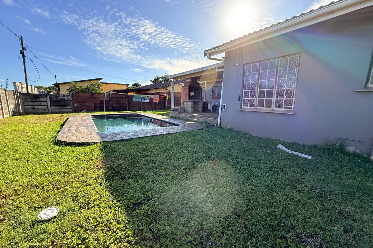 Spacious 3-Bedroom Home with Excellent Security and Entertaining Features - Photo 4