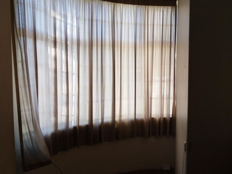 Commercial Property in Uitenhage Central – Live On-Site, Earn Rental Income from Flatlet & Office - Photo 4