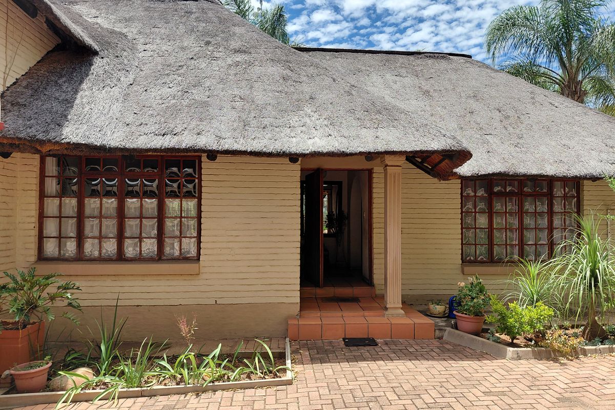 Spacious Family Home or Prime Investment Opportunity in Bendor - Photo 4