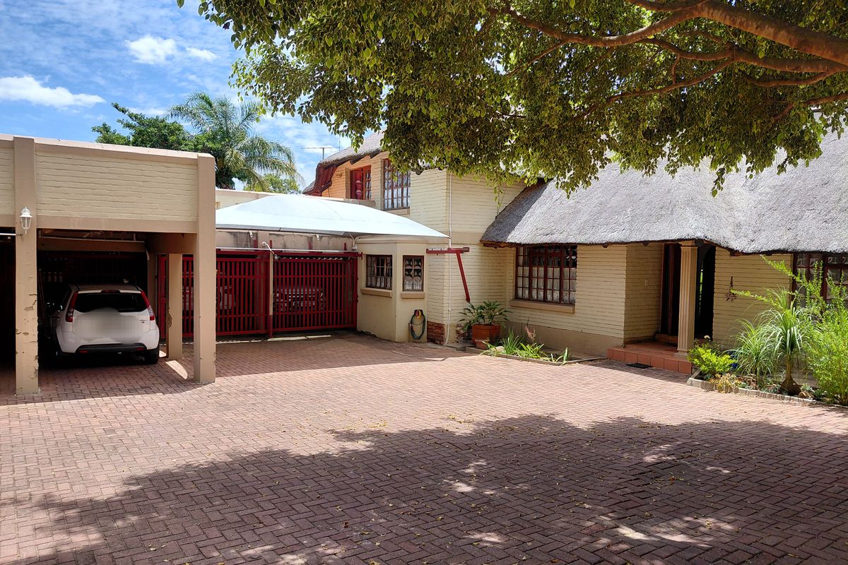 Spacious Family Home or Prime Investment Opportunity in Bendor - Photo 2