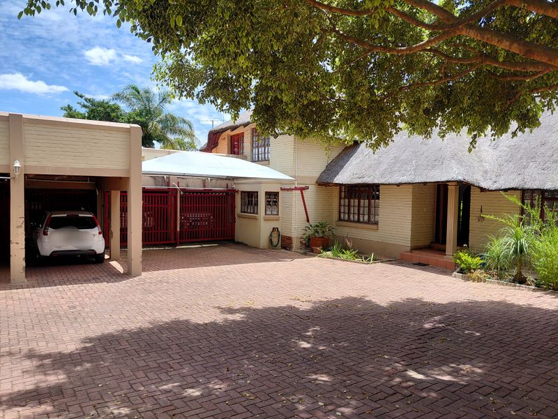 Spacious Family Home or Prime Investment Opportunity in Bendor - Photo 2