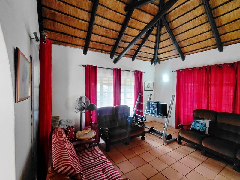 Spacious Family Home or Prime Investment Opportunity in Bendor - Photo 7