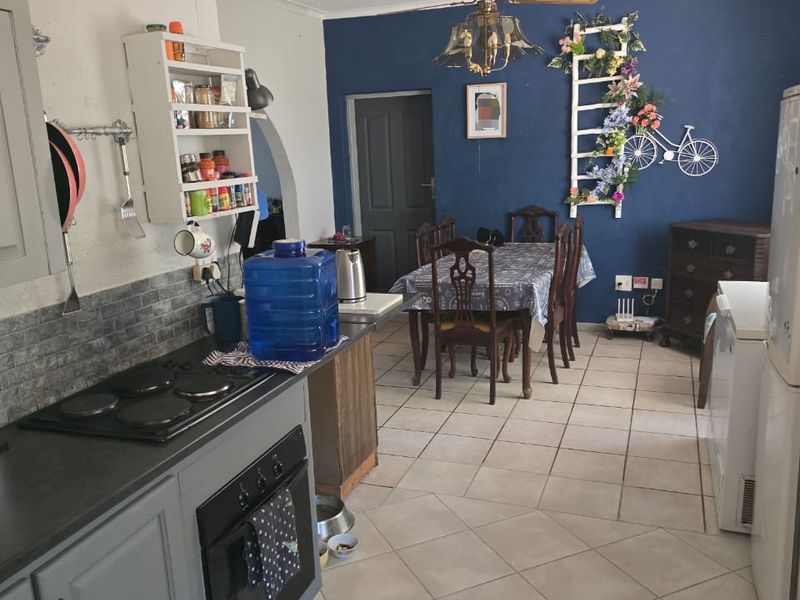 Spacious Family Home with Flatlet, Borehole & Excellent Extras in Prime Location - Photo 3