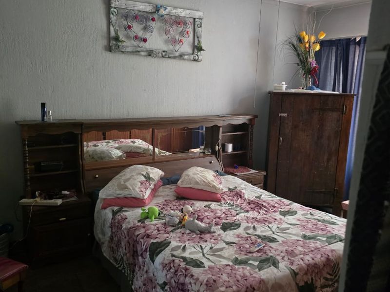 Spacious Family Home with Flatlet, Borehole & Excellent Extras in Prime Location - Photo 10