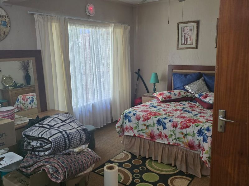 Spacious Family Home with Flatlet, Borehole & Excellent Extras in Prime Location - Photo 9