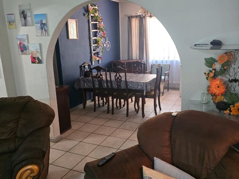 Spacious Family Home with Flatlet, Borehole & Excellent Extras in Prime Location - Photo 8