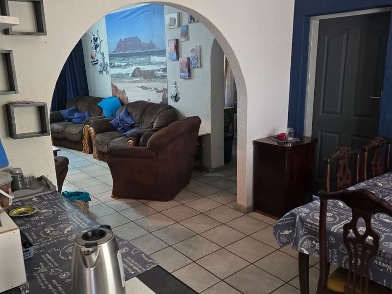 Spacious Family Home with Flatlet, Borehole & Excellent Extras in Prime Location - Photo 6