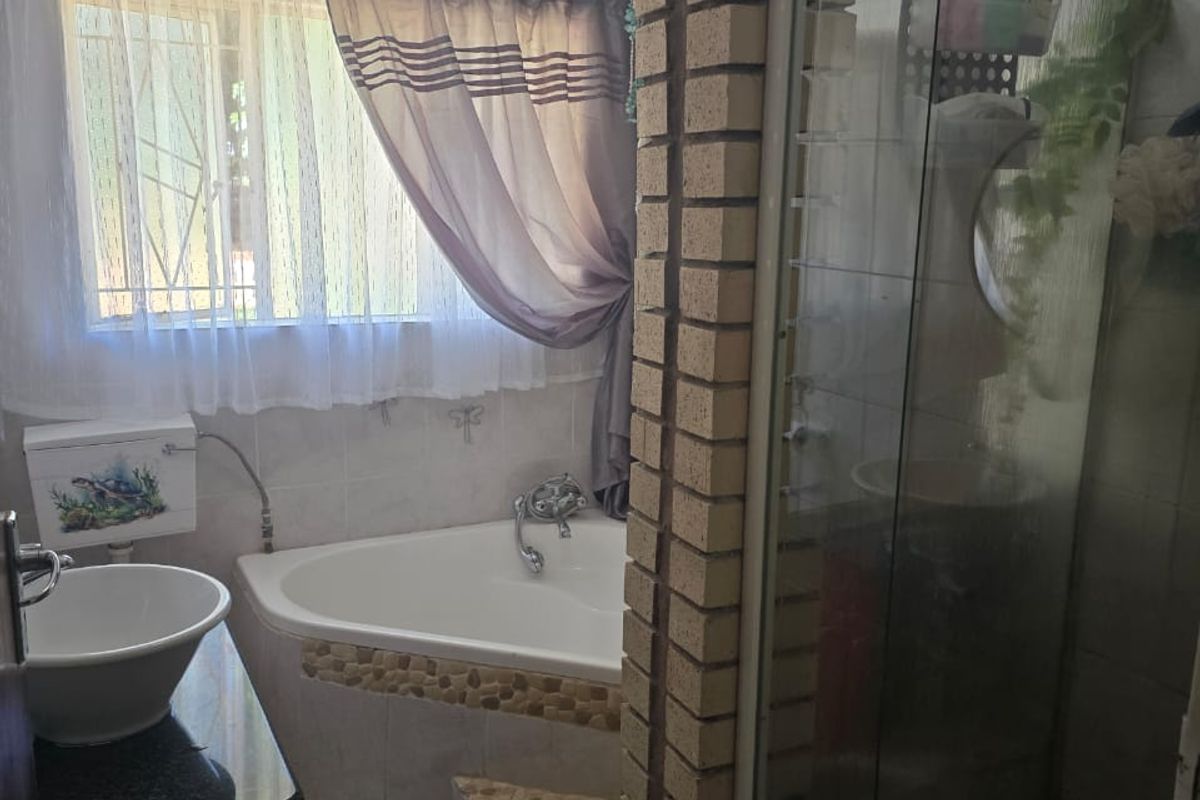 Spacious Family Home with Flatlet, Borehole & Excellent Extras in Prime Location - Photo 5