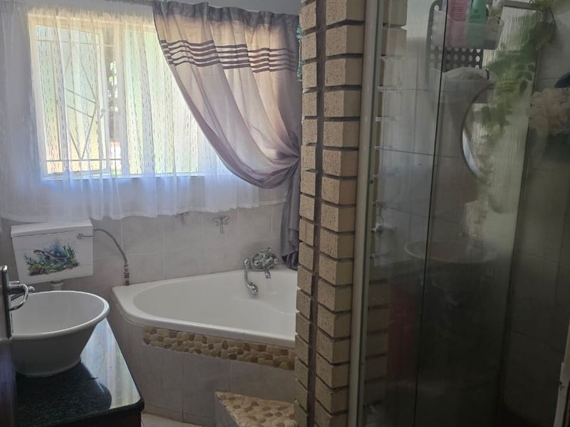 Spacious Family Home with Flatlet, Borehole & Excellent Extras in Prime Location - Photo 5