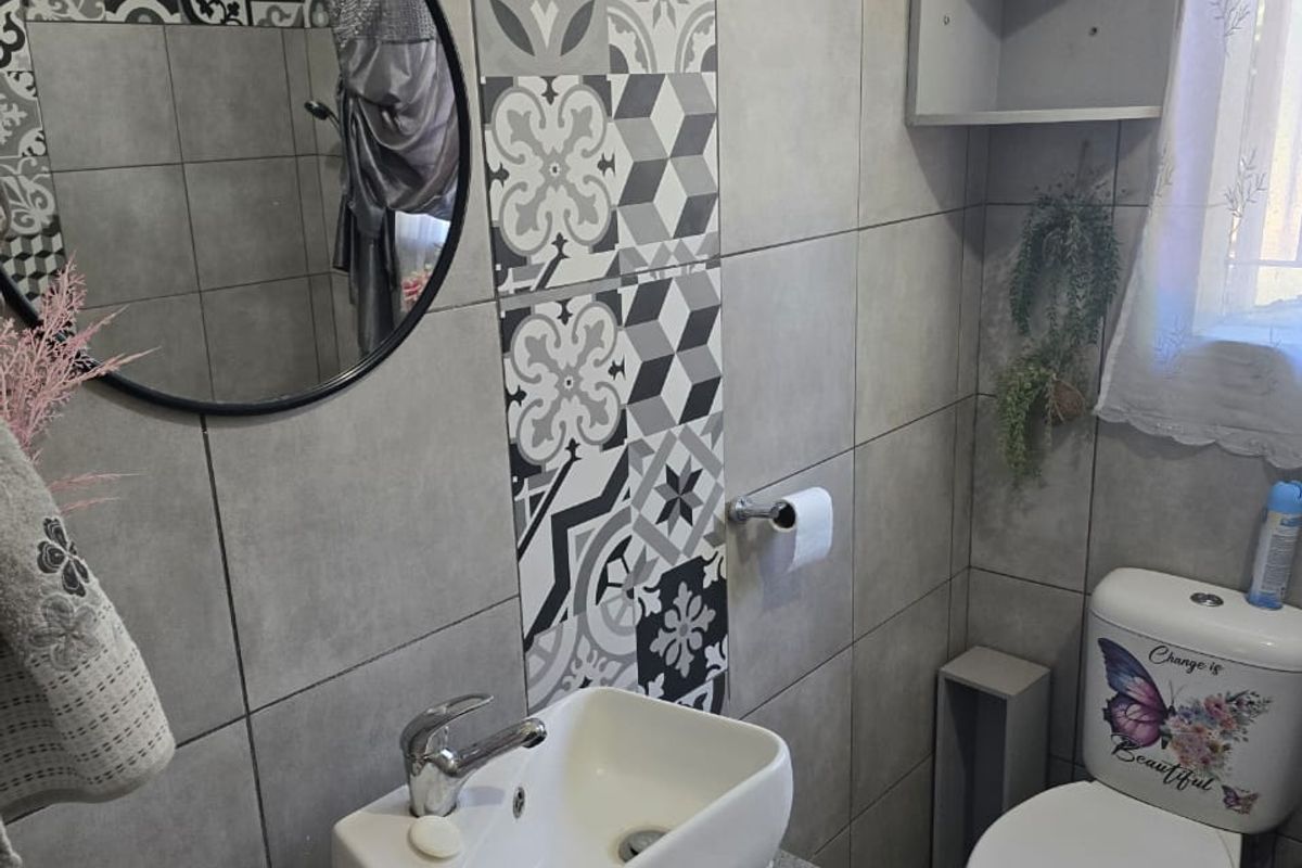 Spacious Family Home with Flatlet, Borehole & Excellent Extras in Prime Location - Photo 4