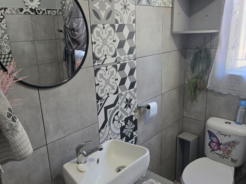 Spacious Family Home with Flatlet, Borehole & Excellent Extras in Prime Location - Photo 4