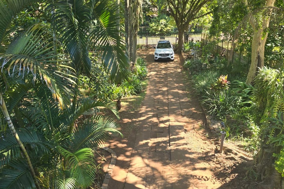 Spacious Family Home with Flatlet, Borehole & Excellent Extras in Prime Location - Photo 2