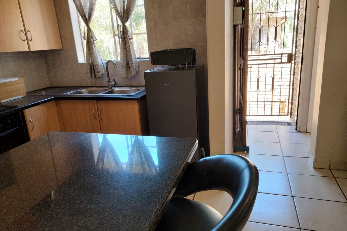 Stylish three bedroom  2.5 bathroom free standing townhouse - Photo 3