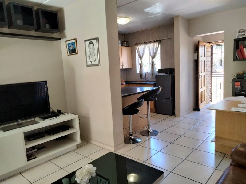 Stylish three bedroom  2.5 bathroom free standing townhouse - Photo 8