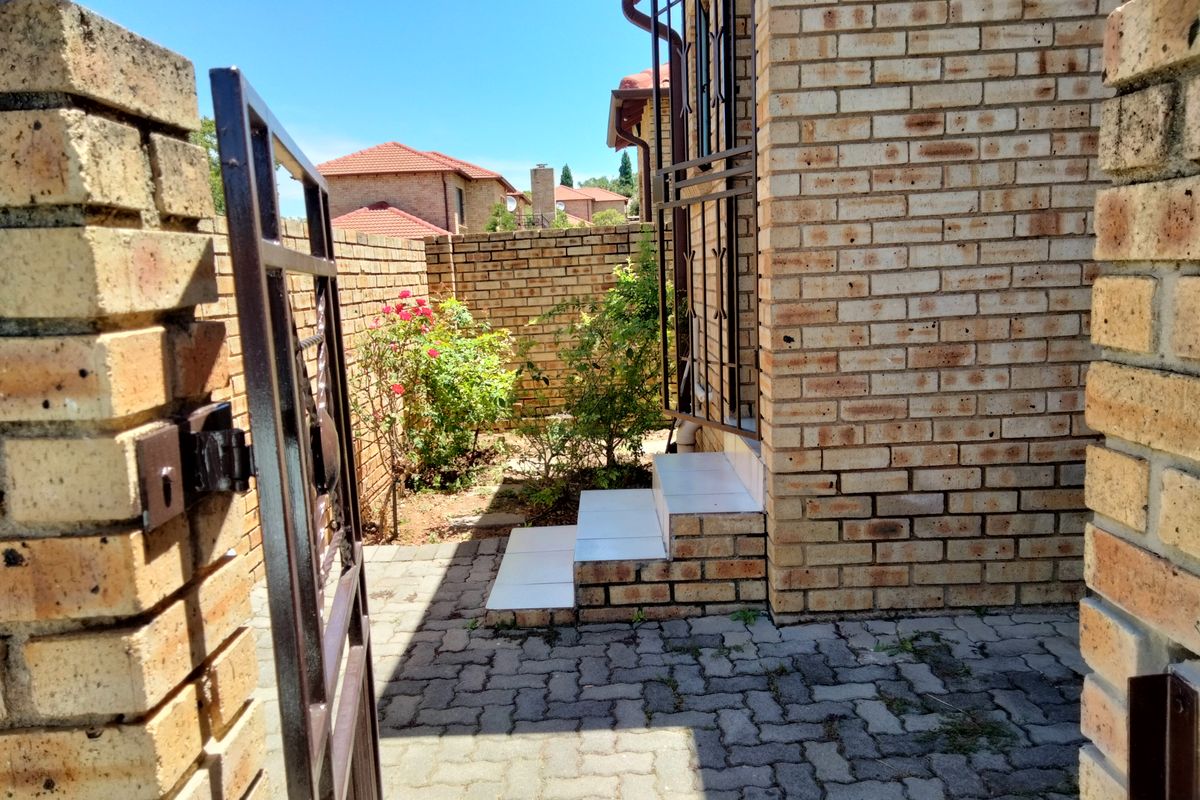 Stylish three bedroom  2.5 bathroom free standing townhouse - Photo 2