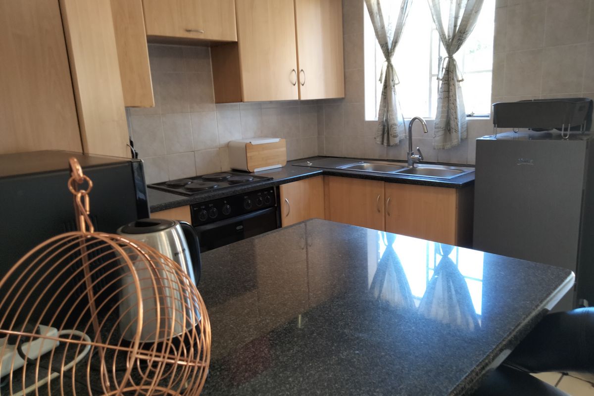 Stylish three bedroom  2.5 bathroom free standing townhouse - Photo 4