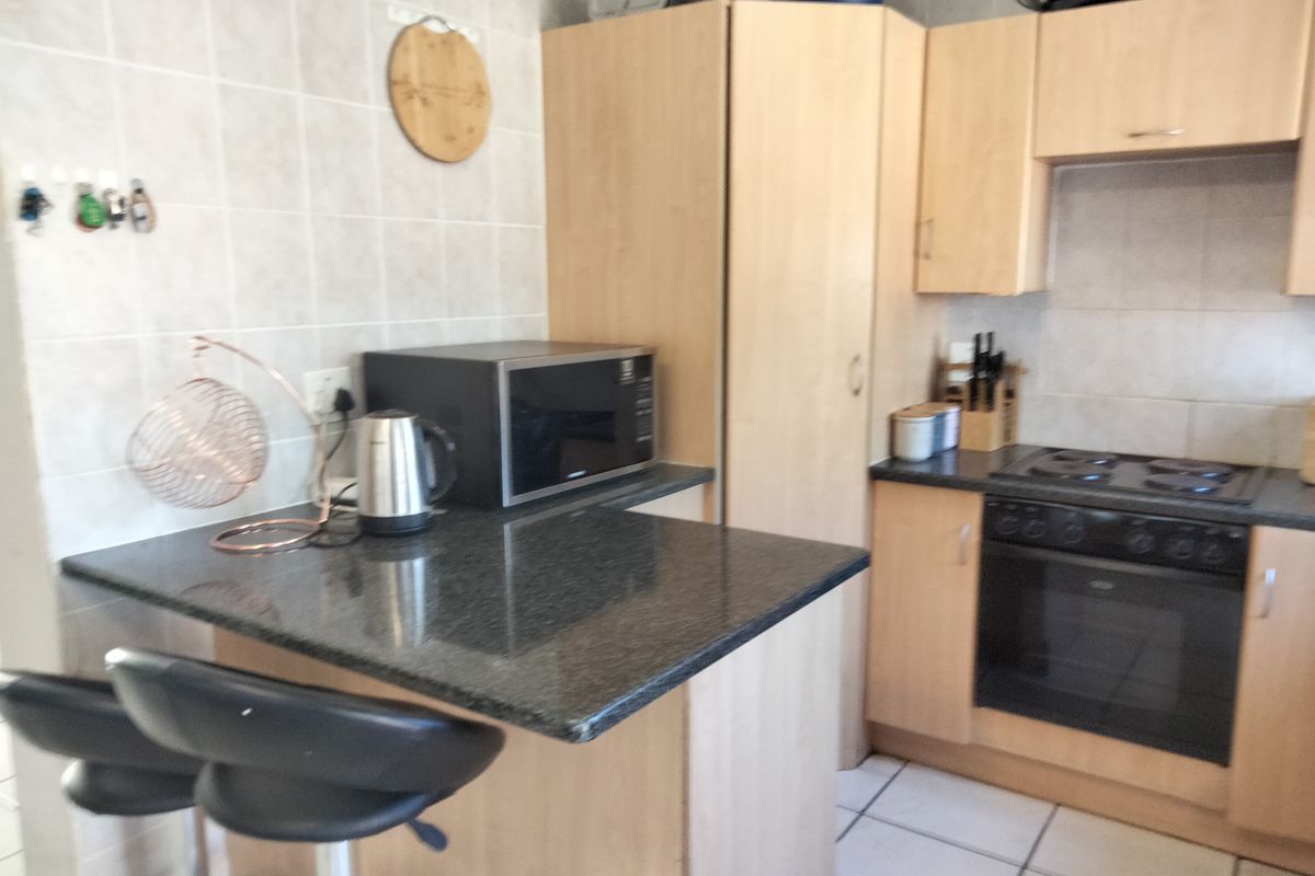 Stylish three bedroom  2.5 bathroom free standing townhouse - Photo 5