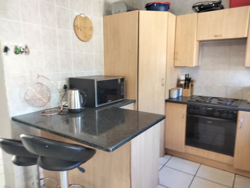 Stylish three bedroom  2.5 bathroom free standing townhouse - Photo 5