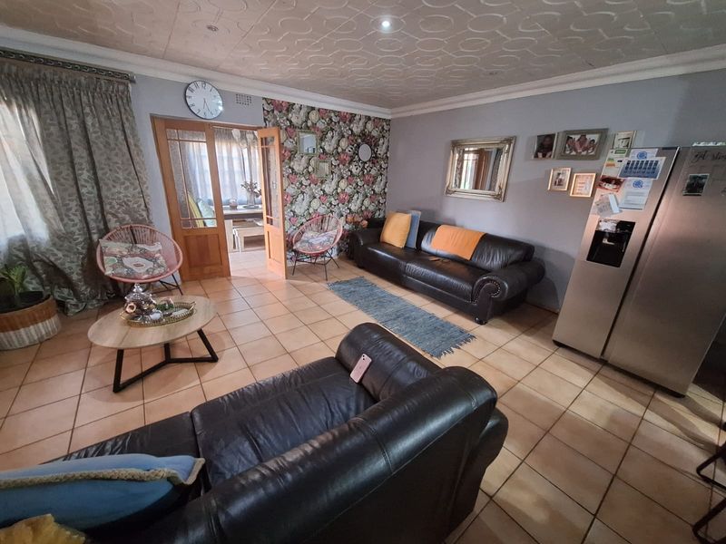 Modern 2- Bedroom Home in Secure Complex - Photo 10