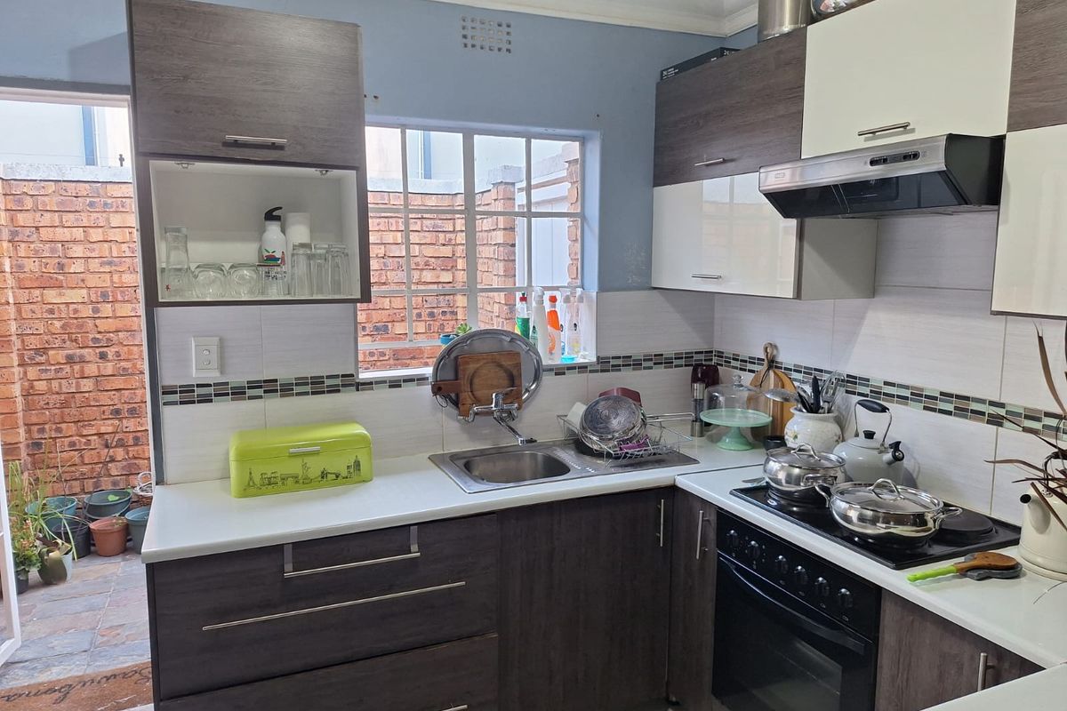 Modern 2- Bedroom Home in Secure Complex - Photo 2