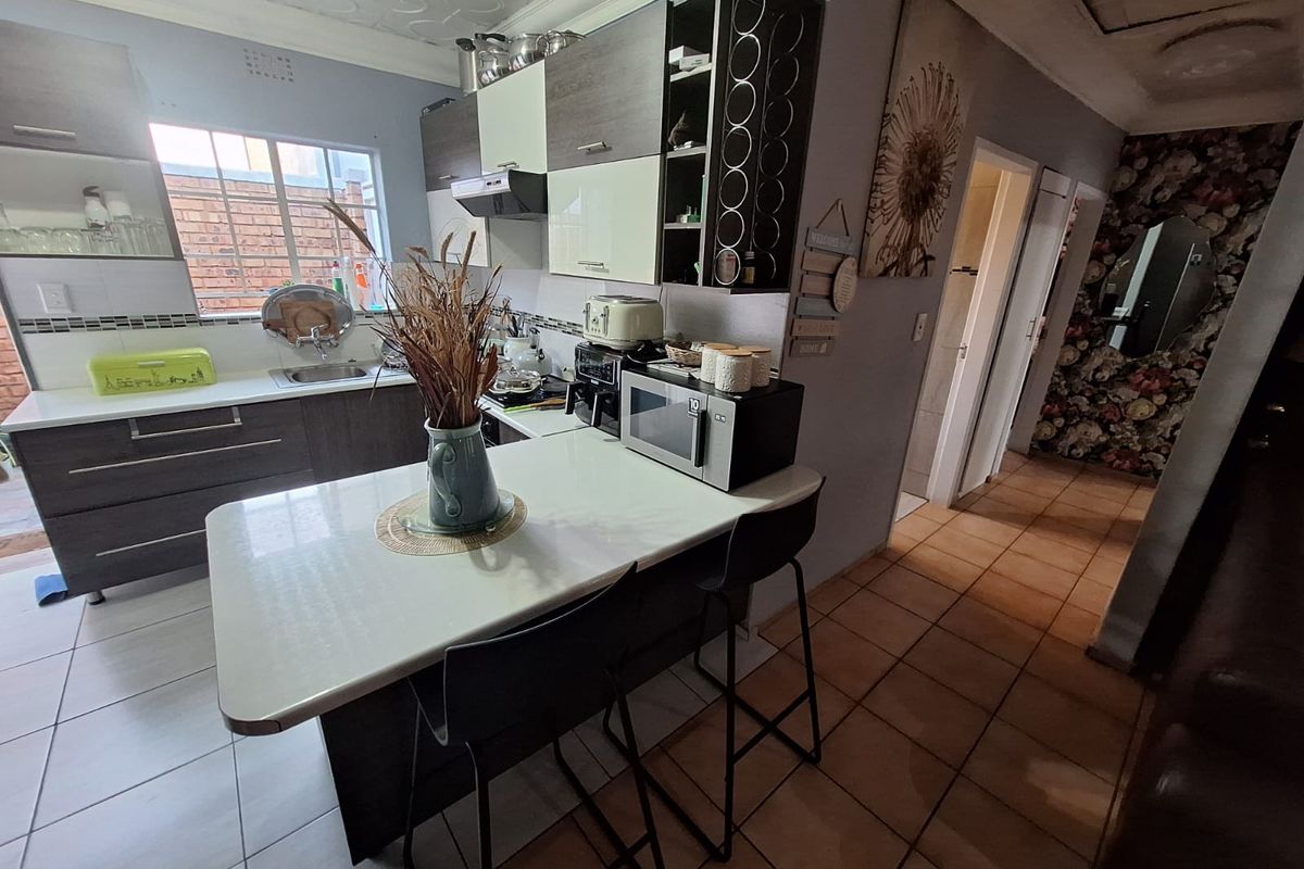 Modern 2- Bedroom Home in Secure Complex - Photo 5