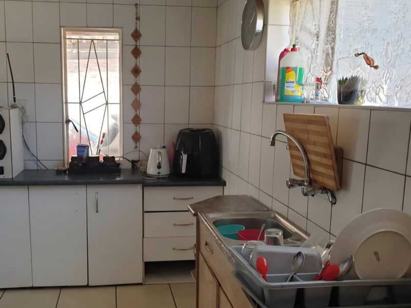 Spacious 4- Bedroom home with a 2-bedroom garden flat - Photo 3