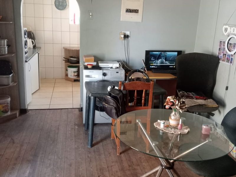 Spacious 4- Bedroom home with a 2-bedroom garden flat - Photo 9