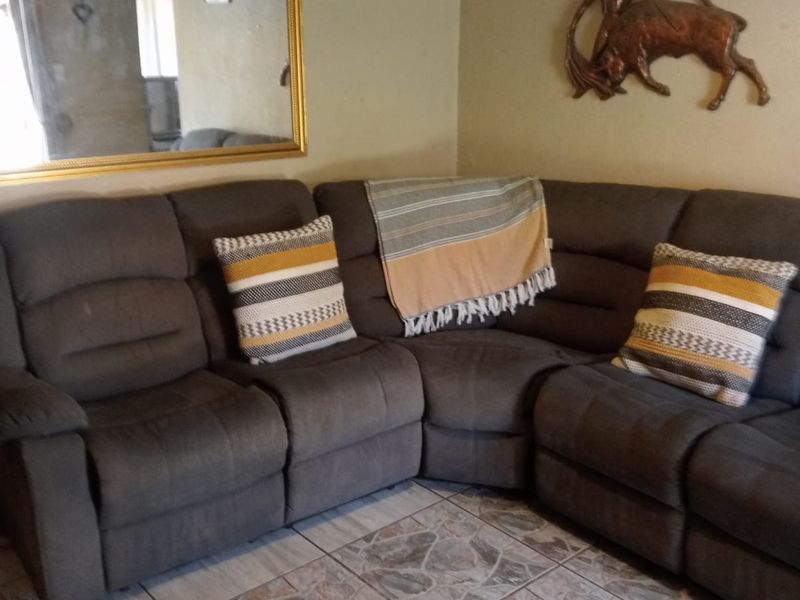 Spacious 4- Bedroom home with a 2-bedroom garden flat - Photo 8