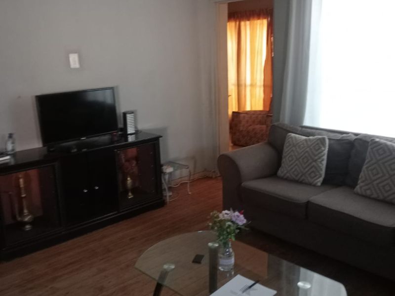 Spacious 4- Bedroom home with a 2-bedroom garden flat - Photo 7