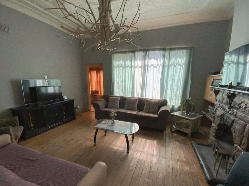 Spacious 4- Bedroom home with a 2-bedroom garden flat - Photo 6