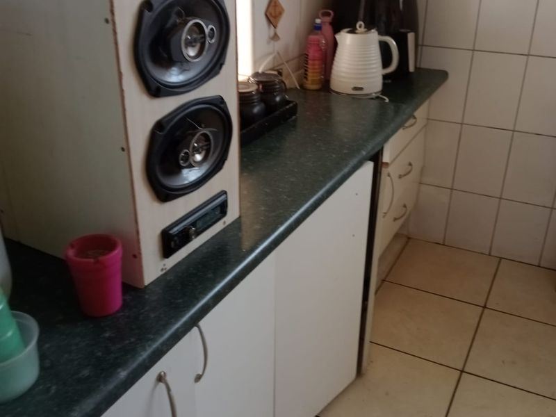 Spacious 4- Bedroom home with a 2-bedroom garden flat - Photo 4