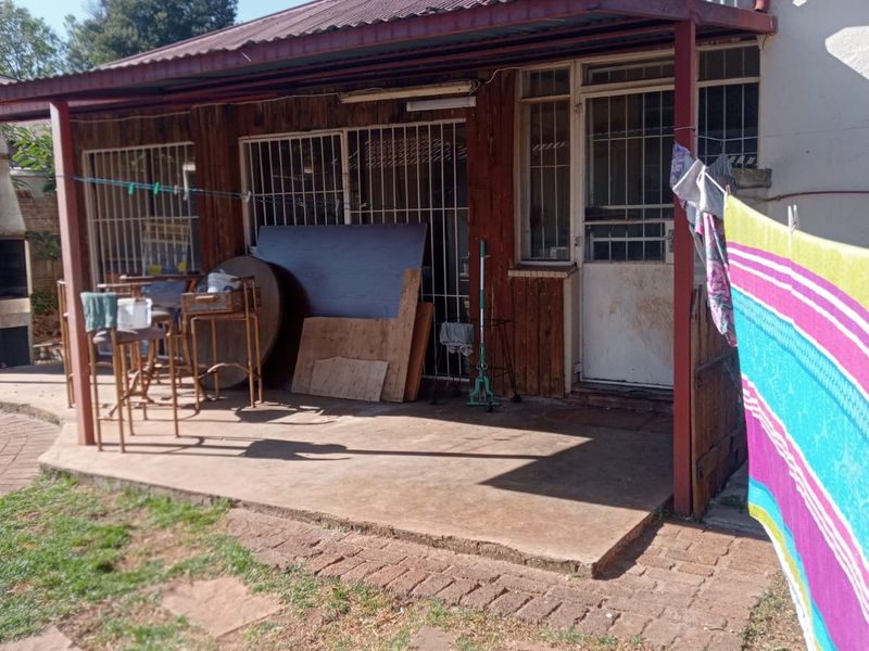 Spacious 4- Bedroom home with a 2-bedroom garden flat - Photo 2