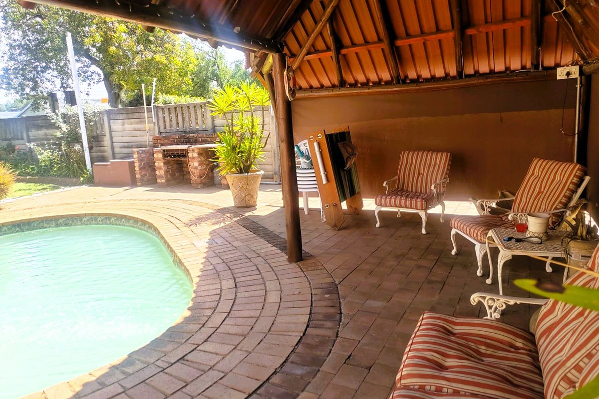 Modern Family Masterpiece with Entertainer’s Dream & Spacious Bachelor’s Flat - Photo 3