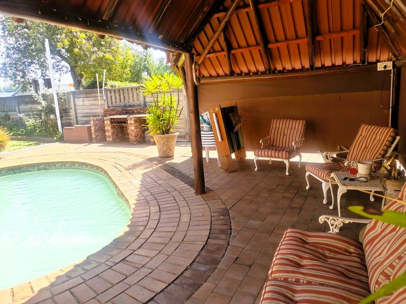 Modern Family Masterpiece with Entertainer’s Dream & Spacious Bachelor’s Flat - Photo 3