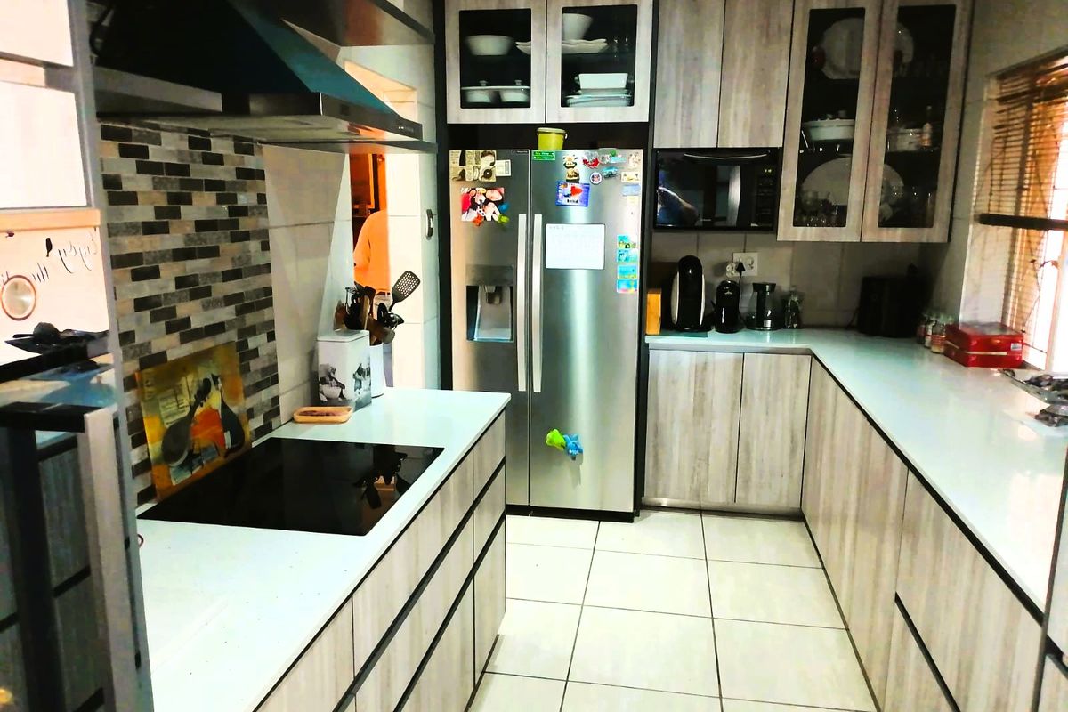 Modern Family Masterpiece with Entertainer’s Dream & Spacious Bachelor’s Flat - Photo 4