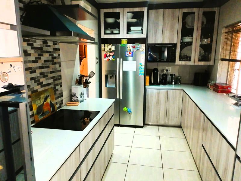 Modern Family Masterpiece with Entertainer’s Dream & Spacious Bachelor’s Flat - Photo 4