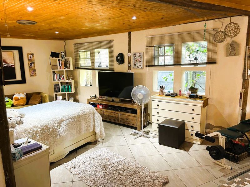 Modern Family Masterpiece with Entertainer’s Dream & Spacious Bachelor’s Flat - Photo 10