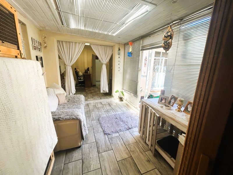 Modern Family Masterpiece with Entertainer’s Dream & Spacious Bachelor’s Flat - Photo 9