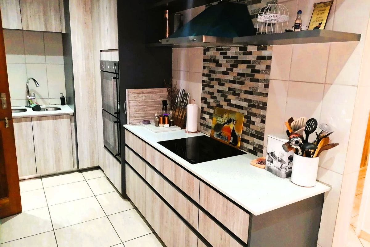 Modern Family Masterpiece with Entertainer’s Dream & Spacious Bachelor’s Flat - Photo 5