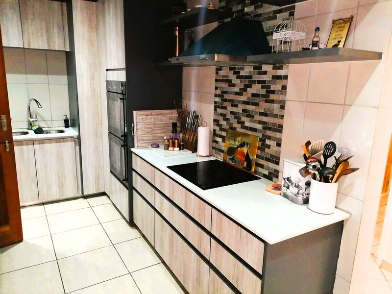 Modern Family Masterpiece with Entertainer’s Dream & Spacious Bachelor’s Flat - Photo 5